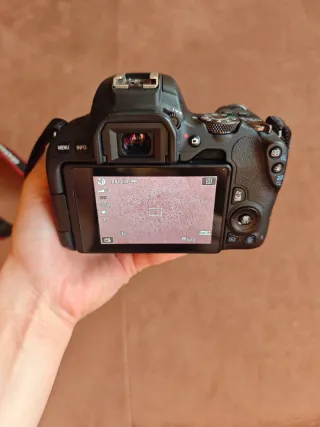 Cámara Canon EOS 200D Negra + Accesorios