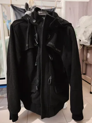 Abrigo Bershka Negro Talla L