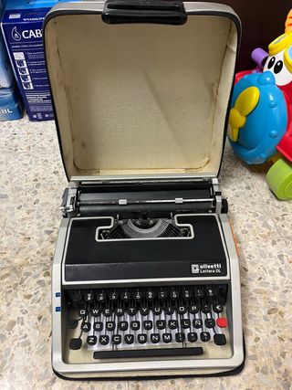 Máquina de escribir Olivetti Lettera DL