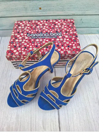 Sandalias de tacón azul y dorado para mujer. 