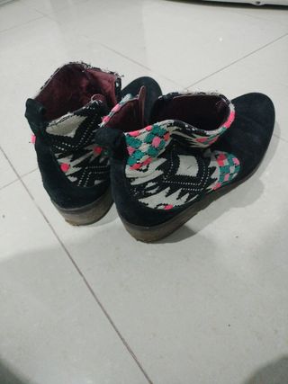 Botín piel ante negro con bordado étnico