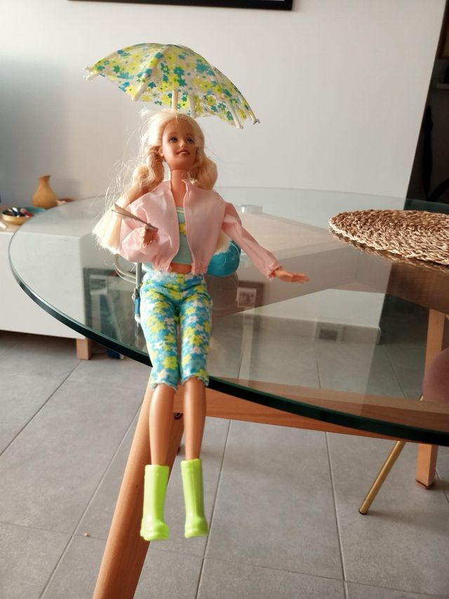 Barbie Lluvia o Sol / Barbie rain or sun (2000)