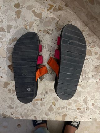Sandalias naranjas y rosas