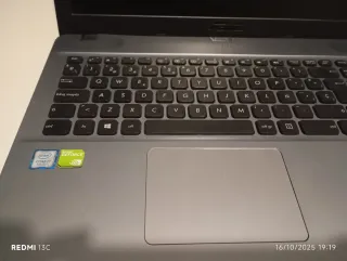 Portátil Asus gris .
-modelo F541U.
-intel core i7