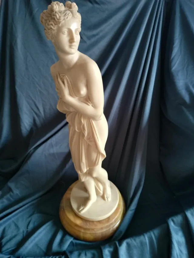 Figura de alabastro antigua mujer.