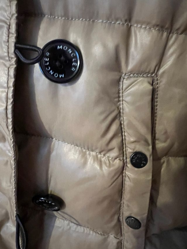 Abrigo Moncler Beige con Capucha de Pelo