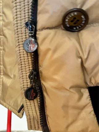 Abrigo Moncler Beige con Capucha de Pelo