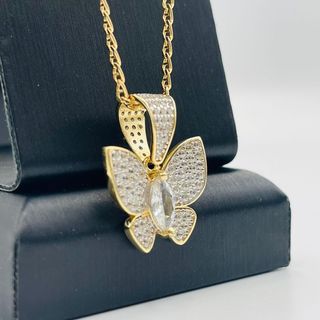 COLGANTE MARIPOSA MEDIANA PIEDRA BLANCA 18K