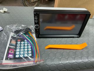 Pantalla coche 2 DIN con cables y mando
