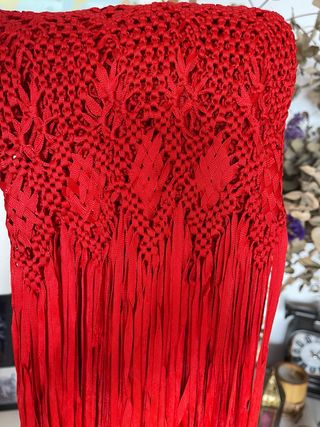 Chal tejido rojo con flecos