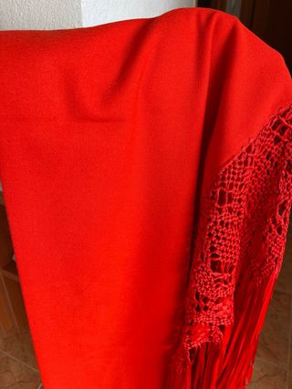 Chal tejido rojo con flecos