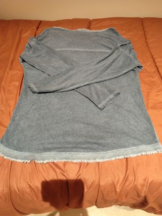 Camiseta gris/azulada con cuello V
