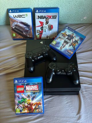 PS4 con 4 juegos y 2 mandos