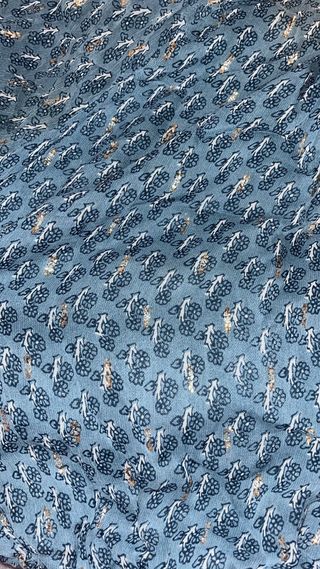 Blusa asimétrica azul con brillos dorados