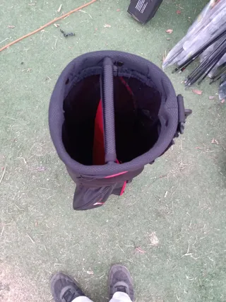 Bolsa de golf Nike negra y roja