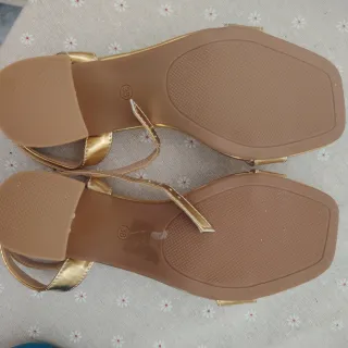 Sandalias doradas tacón ancho 7cm talla 38