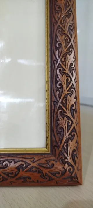 Portarretratos de madera con marco dorado