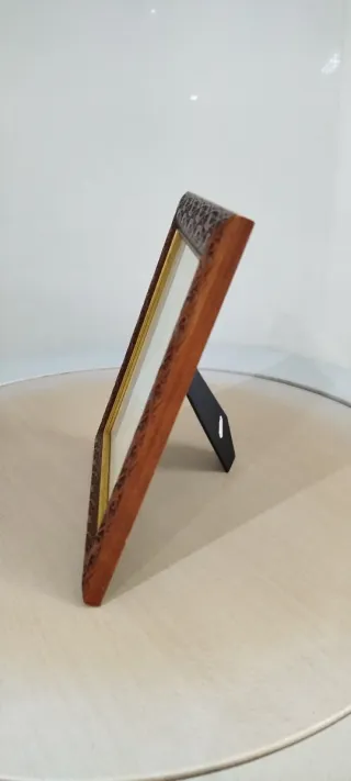 Portarretratos de madera con marco dorado