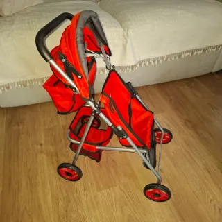Silla de paseo para muñecas con capota.