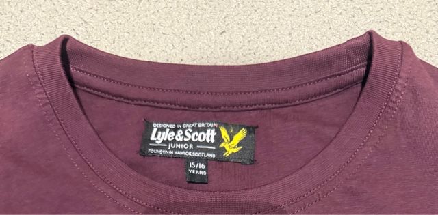 Camiseta Lyle & Scott Morada con Águila
