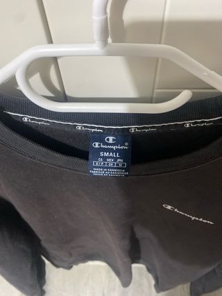 Sudadera Champion Negra con Logo en Mangas