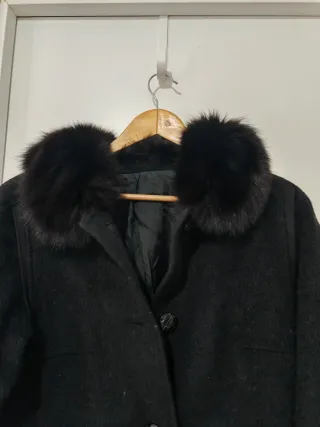 Abrigo negro con cuello de pelo Talla L
