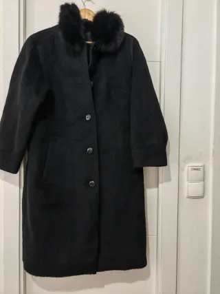 Abrigo negro con cuello de pelo Talla L