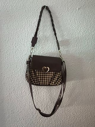 Bolso de mano marrón con corazón dorado