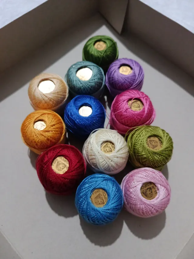Lote 12 ovillos hilo algodón, nuevos.
