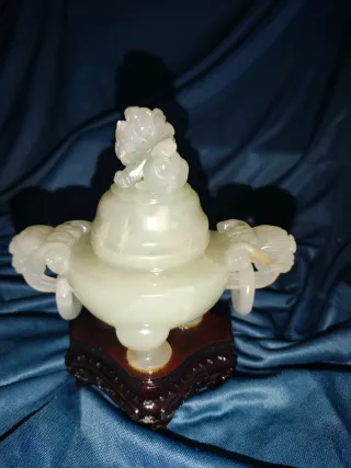 Figura de jade antigua con soporte