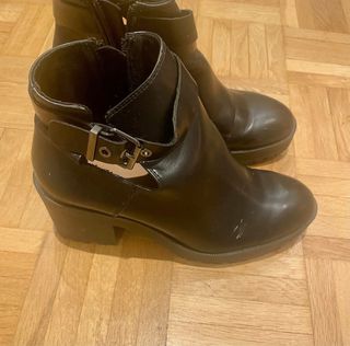 Botines negros Stradivarius con tacones y hebilla 