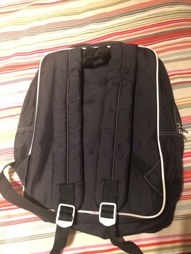 Mochila Adidas Negra y Blanca