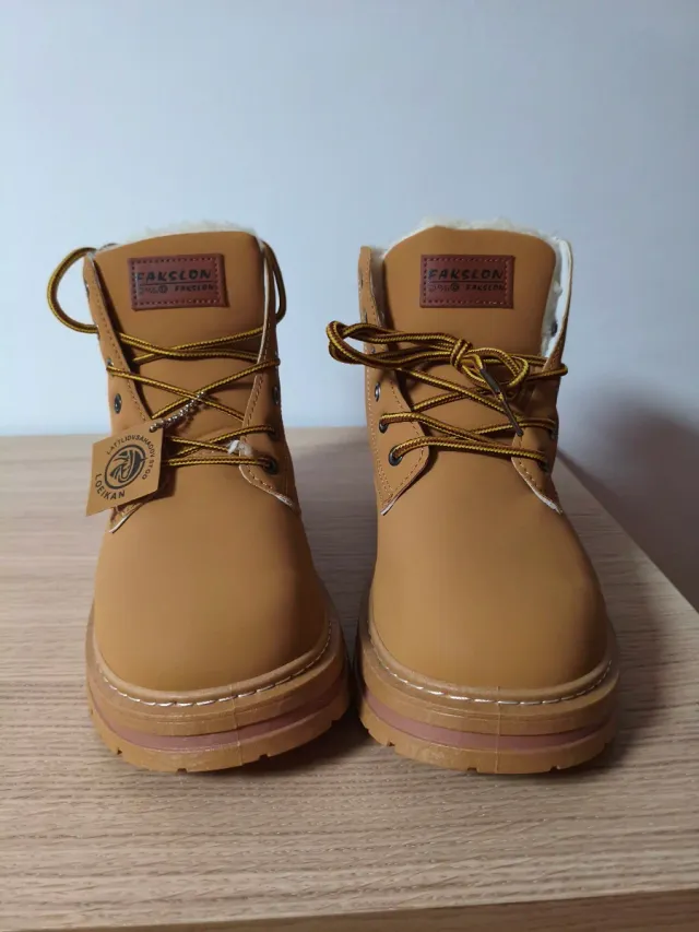 Botas de vestir beige y marrón