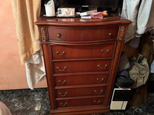 Cabecero de madera, mesitas y sinfonier