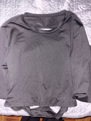 Camiseta negra manga larga con espalda abierta