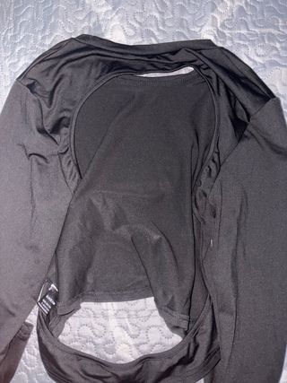 Camiseta negra manga larga con espalda abierta