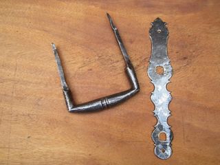 Tirador antiguo hierro forjado, placa 22.7 cm.