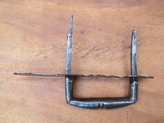 Tirador antiguo hierro forjado, placa 22.7 cm.