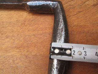 Tirador antiguo hierro forjado, placa 22.7 cm.