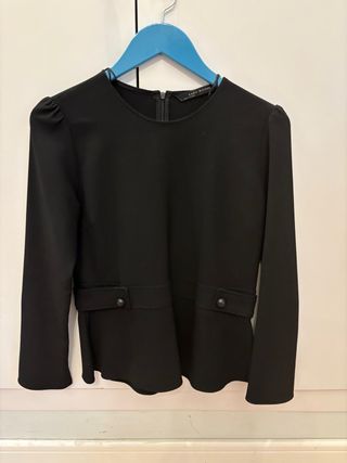Top Zara manga larga negros. Da poca talla