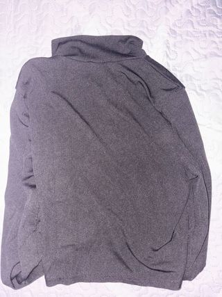 Camiseta negra con cremallera