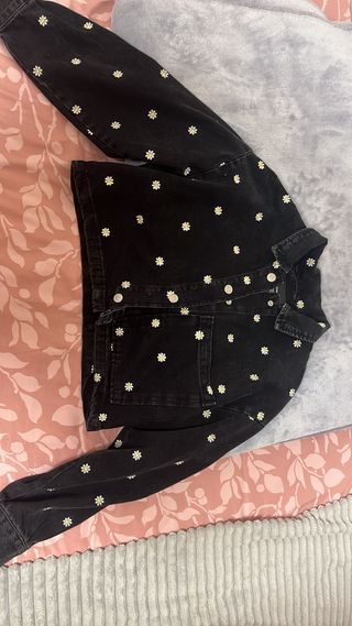 Chaqueta vaquera corta con flores