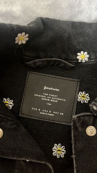 Chaqueta vaquera corta con flores