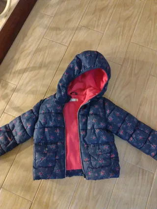 Chaqueta polar floral azul y rosa