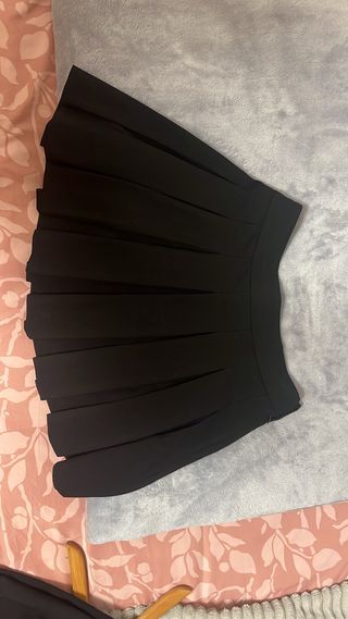 Falda corta plisada negra