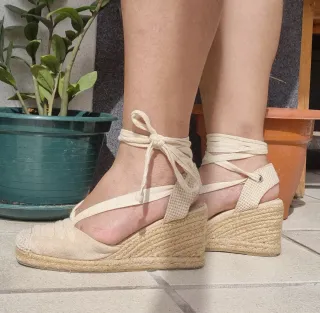 Sandalias cuña esparto atadas beige