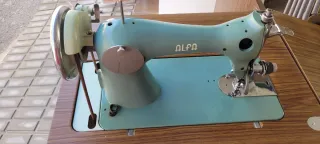 Máquina de coser Alfa antigua