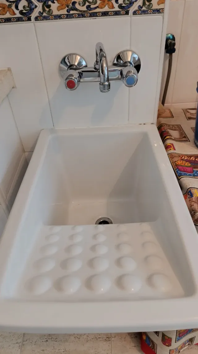 Pila de lavar a mano blanca + frigo