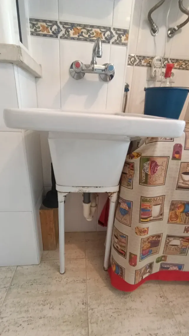 Pila de lavar a mano blanca + frigo