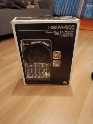 Mixer Behringer Xenyx 802, nella sua confezione.